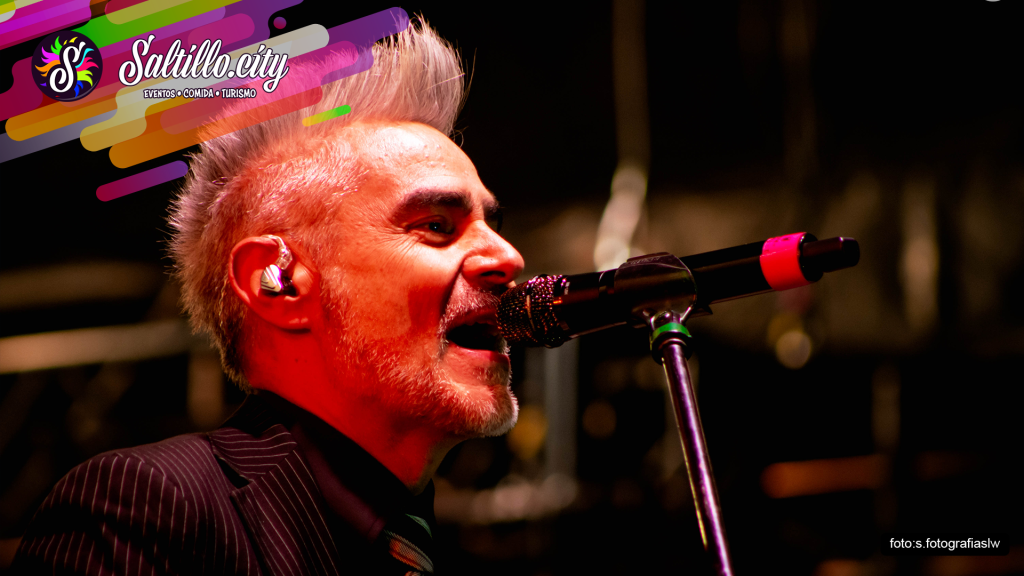 Vocalista de La Gusana Ciega canta en el escenario de Saltillera Fest 2026