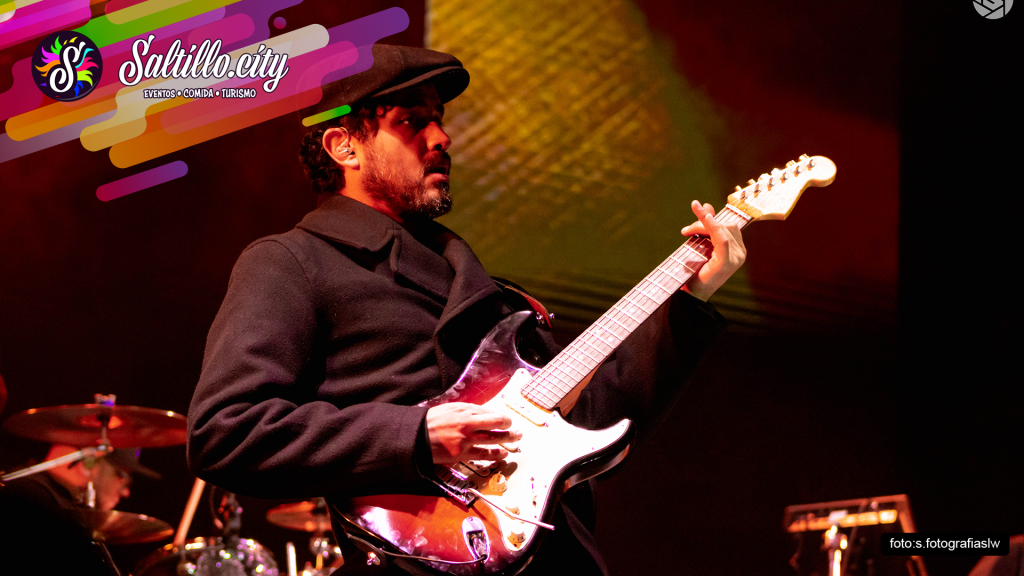 Guitarrista de La Gusana Ciega durante su presentación en Saltillera Fest 2026