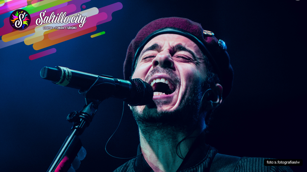 Cantante con boina roja en el escenario de Saltillera Fest 2026, en Hacienda El Mimbre