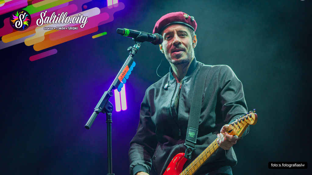 José Madero con guitarra en el escenario de Saltillera Fest 2026