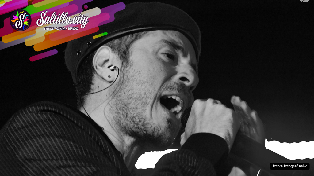 José Madero canta en blanco y negro durante su show en Saltillera Fest 2026
