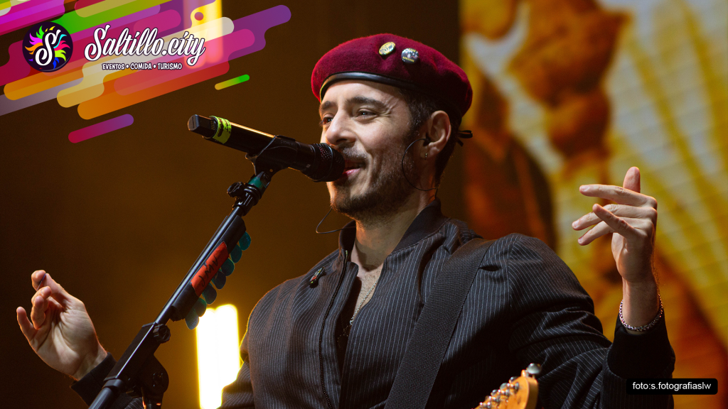 José Madero canta frente al micrófono en Saltillera Fest 2026
