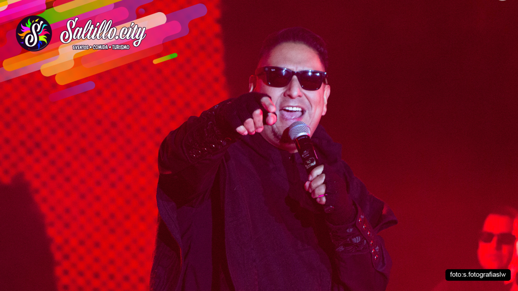 Vocalista de Inspector con lentes oscuros en Saltillera Fest 2026