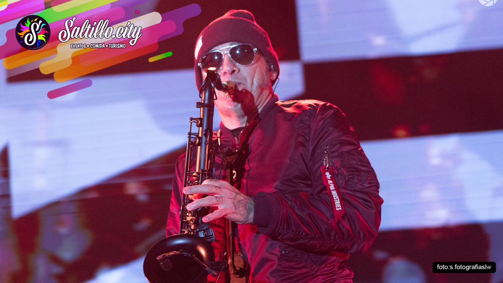 Saxofonista de Inspector durante su presentación en Saltillera Fest 2026