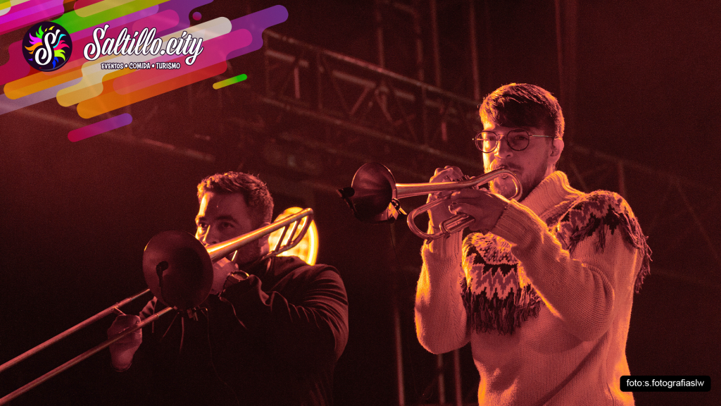 Sección de metales de Inspector toca en Saltillera Fest 2026