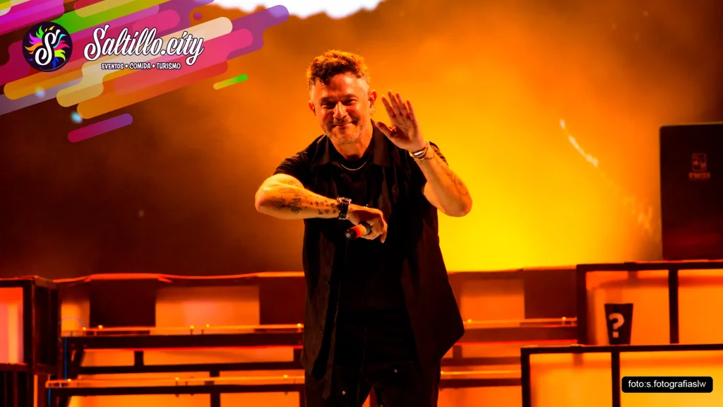Alejandro Sanz saluda al público durante su concierto en Saltillo