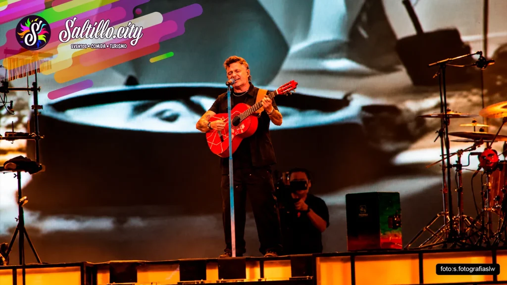 Alejandro Sanz toca la guitarra durante su concierto en Saltillo