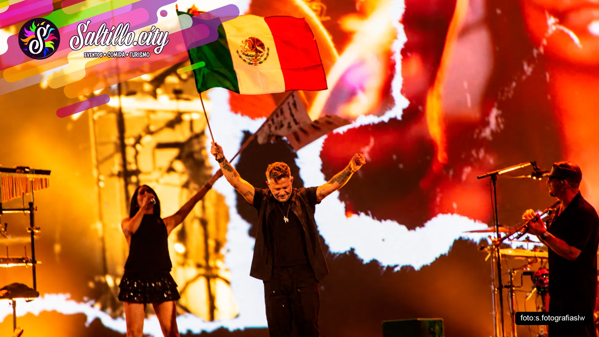 Alejandro Sanz con los brazos en alto junto a una bandera de México en su concierto en Saltillo