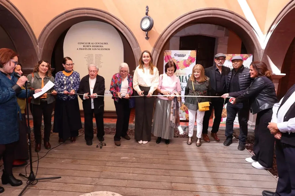 Corte de listón de la exposición Concluir al centauro en el patio del Museo Rubén Herrera