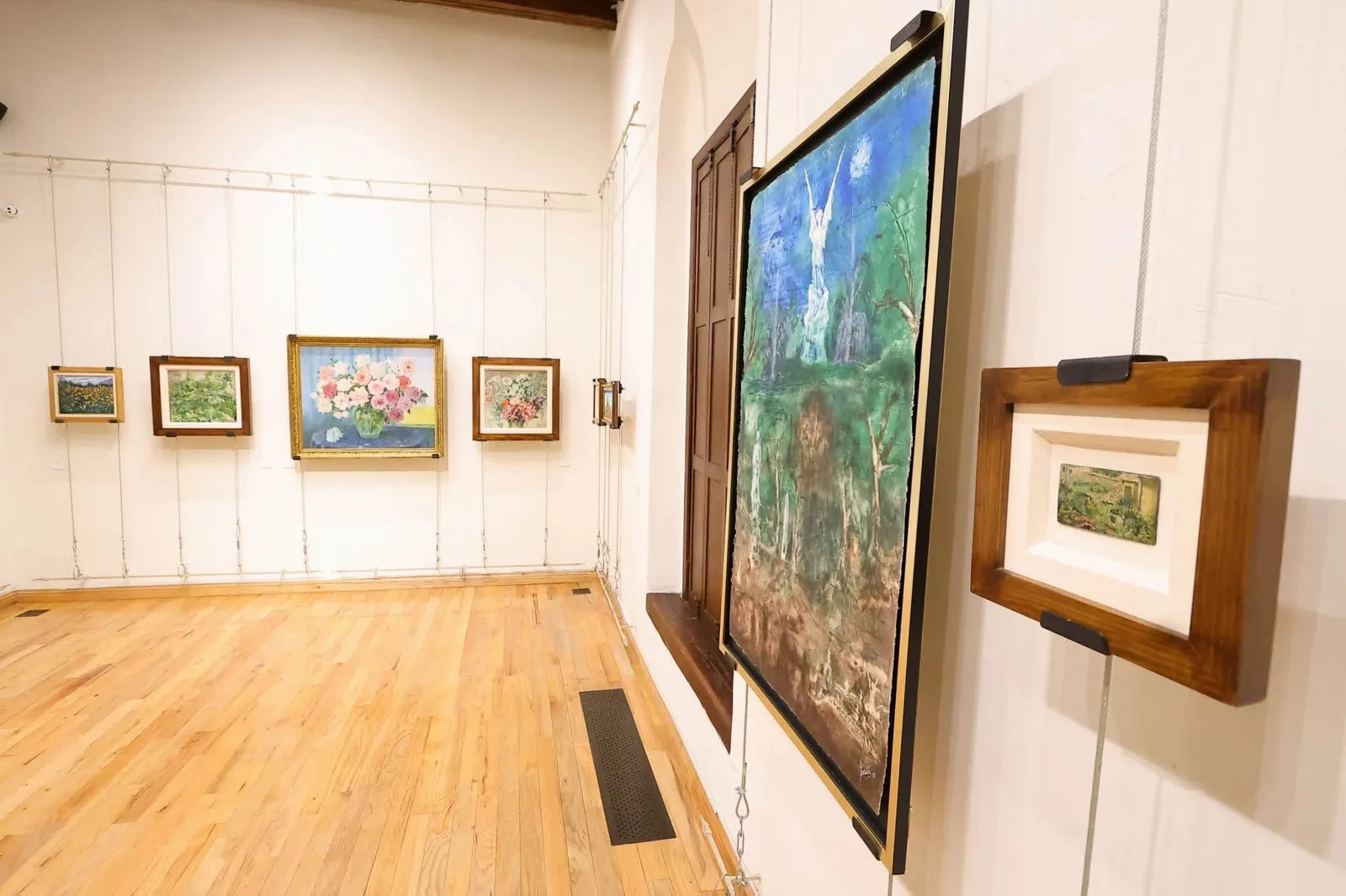 Sala con pinturas de la exposición Concluir al centauro en el Museo Rubén Herrera