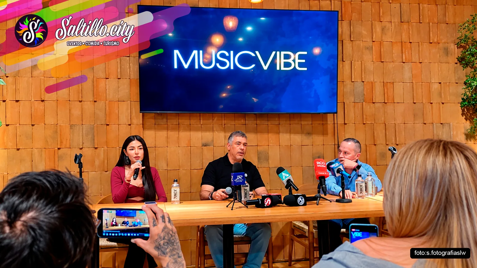 Rueda de prensa del concierto de Ricardo Arjona en Saltillo: tres ponentes frente a micrófonos de medios, bajo una pantalla de MusicVibe