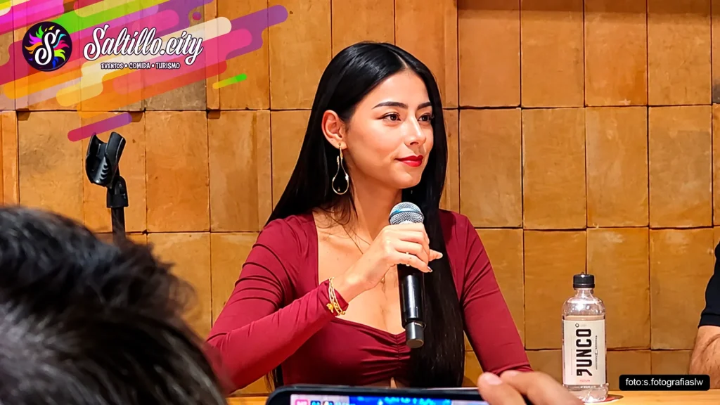 Mujer con micrófono en la rueda de prensa del concierto de Ricardo Arjona en Saltillo